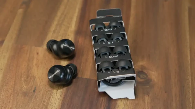 5 different ear tip sizes shown next to the technics az100 earbuds